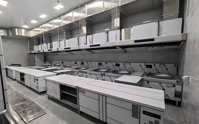 商用爐灶全新設(shè)備施工中圖片